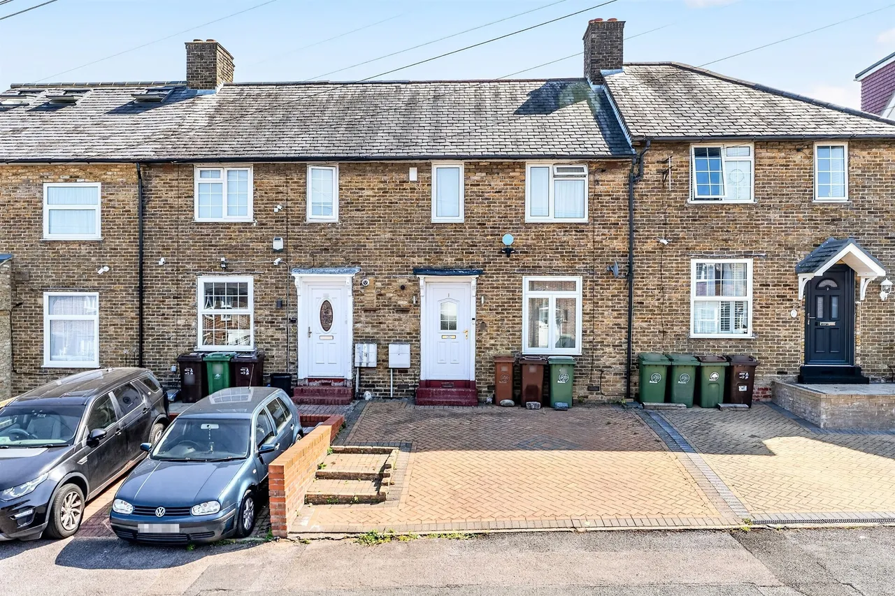 2 bed house for sale — Garendon Road, Morden