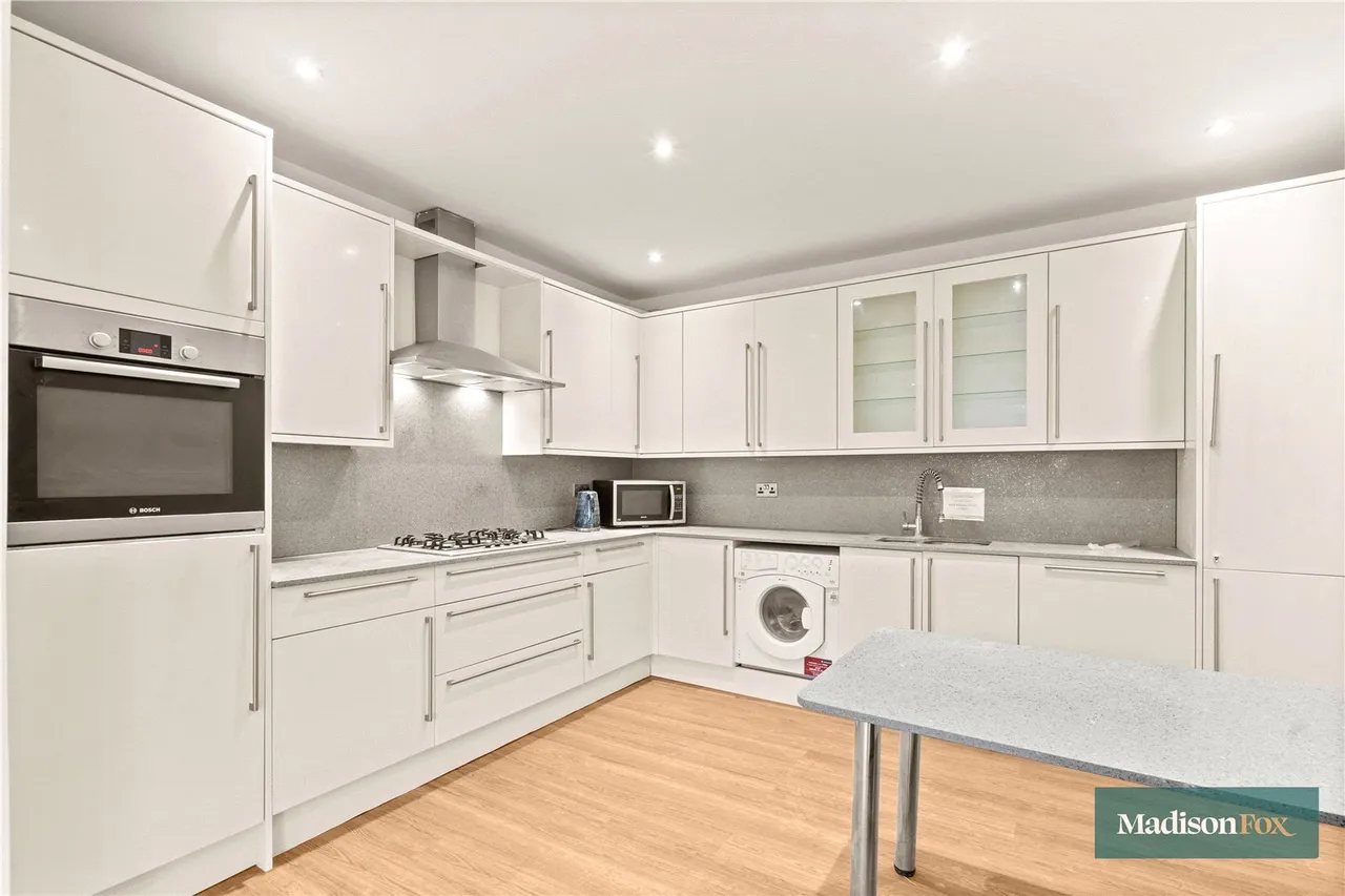 4 bed flat to rent, High Road, Chigwell, IG7