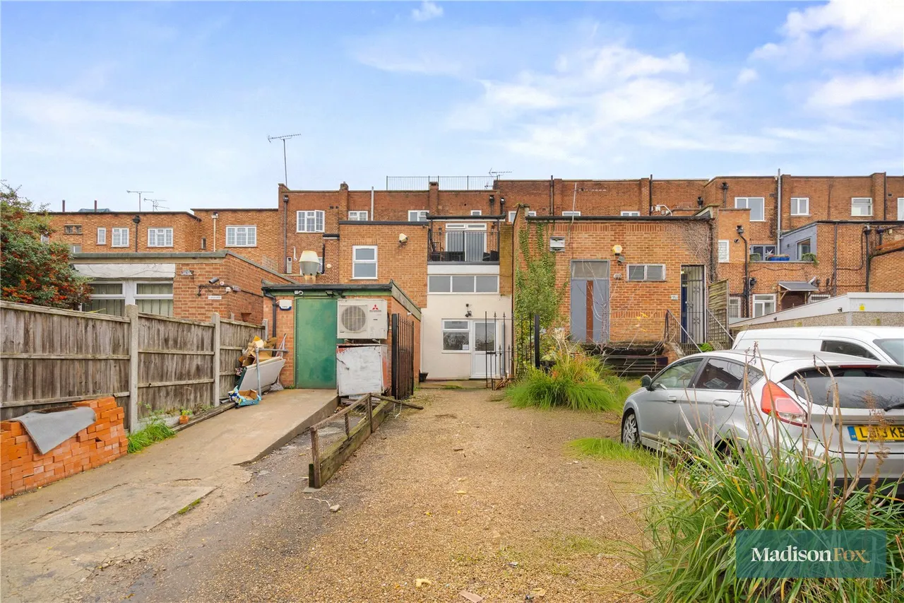 High Road, Chigwell, IG7, photo 29