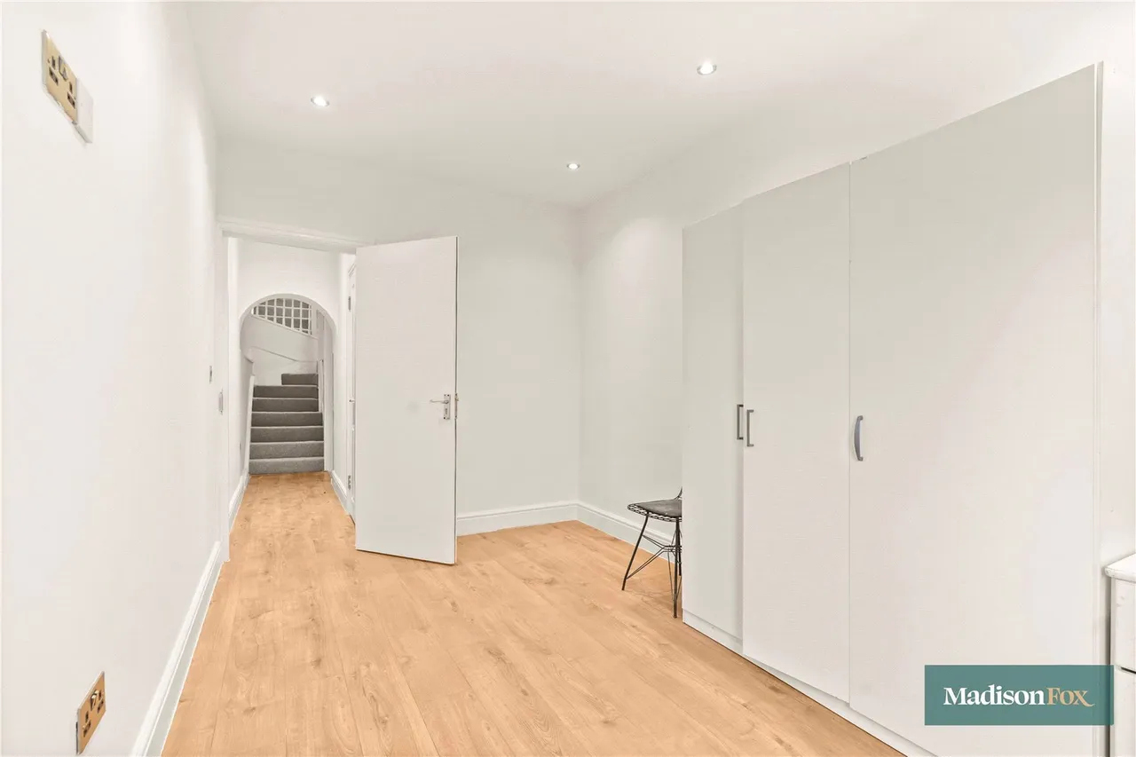 High Road, Chigwell, IG7, photo 18