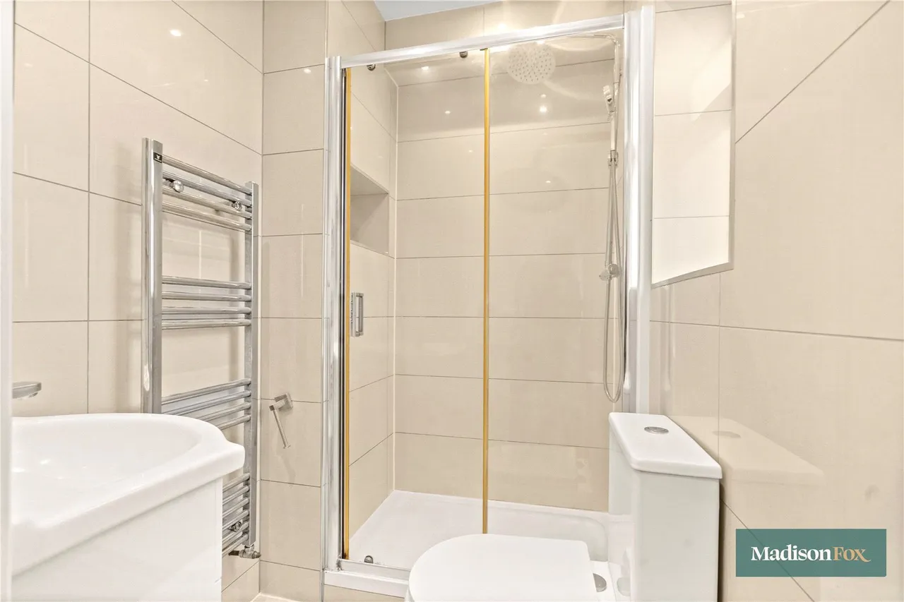 High Road, Chigwell, IG7, photo 17