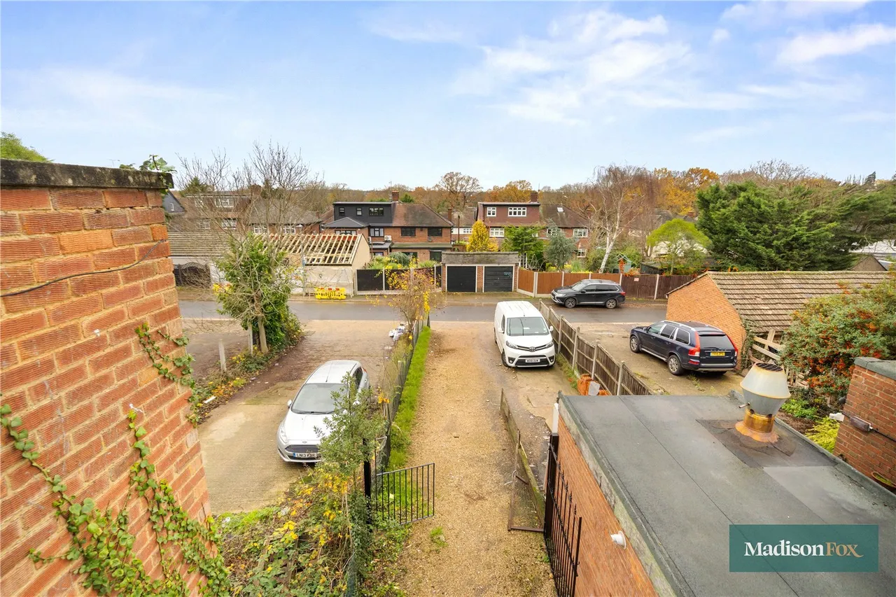 High Road, Chigwell, IG7, photo 30