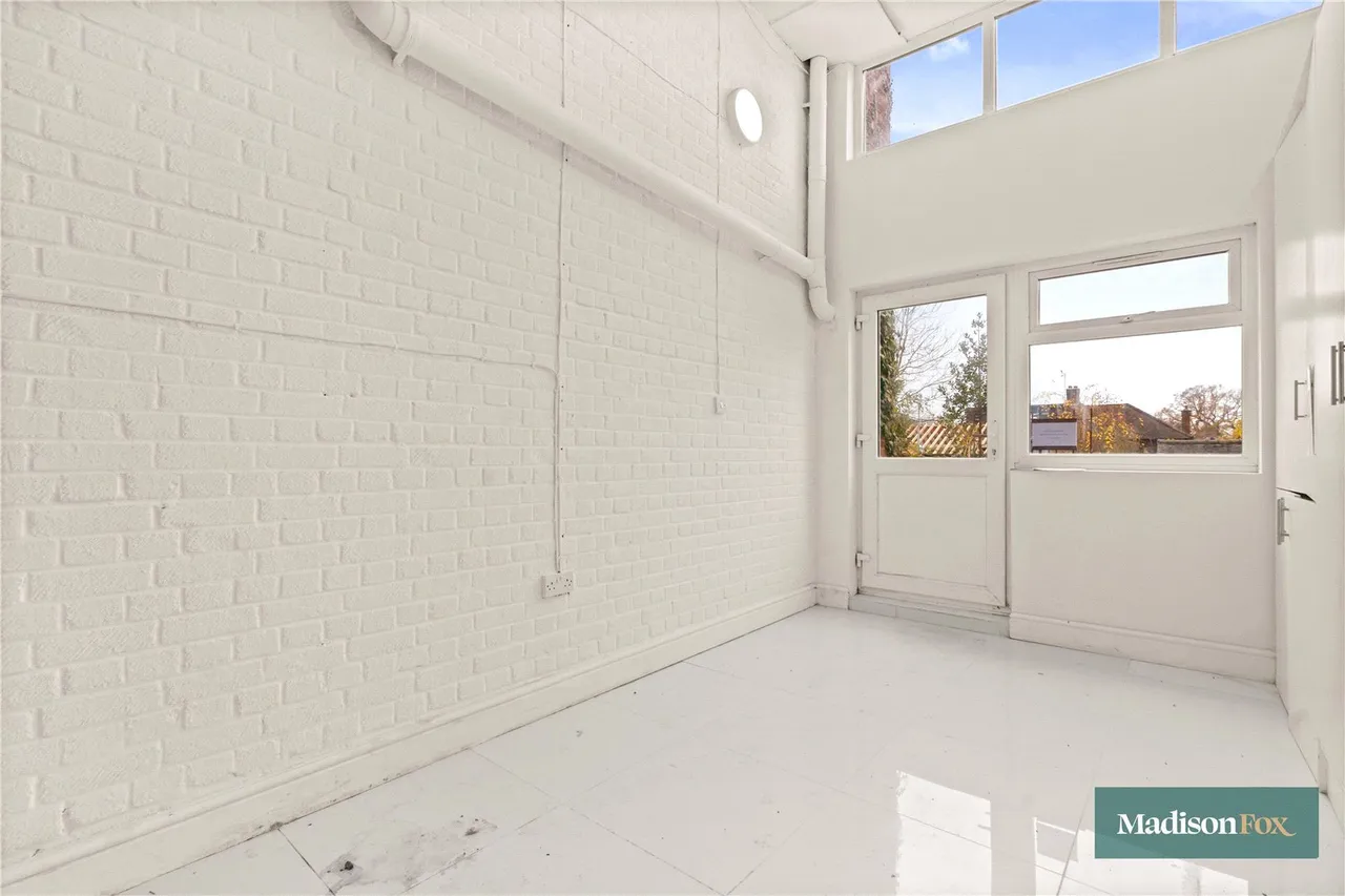 High Road, Chigwell, IG7, photo 27