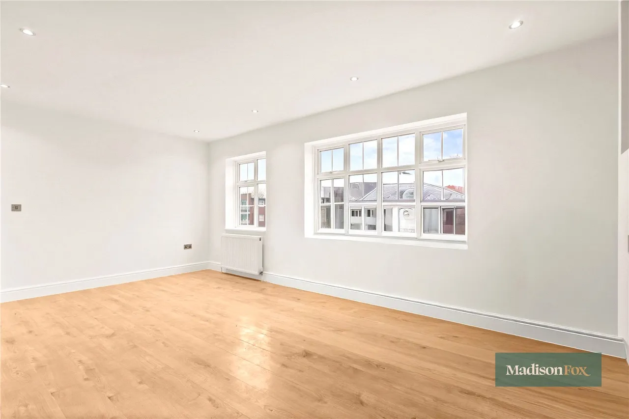 High Road, Chigwell, IG7, photo 11