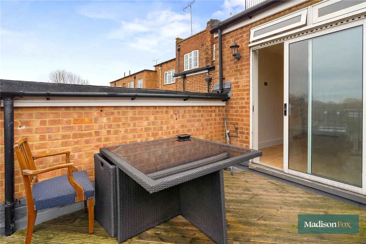 High Road, Chigwell, IG7, photo 23