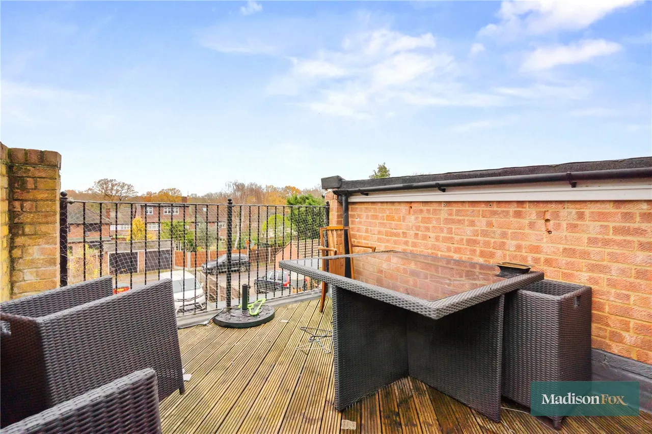High Road, Chigwell, IG7, photo 22
