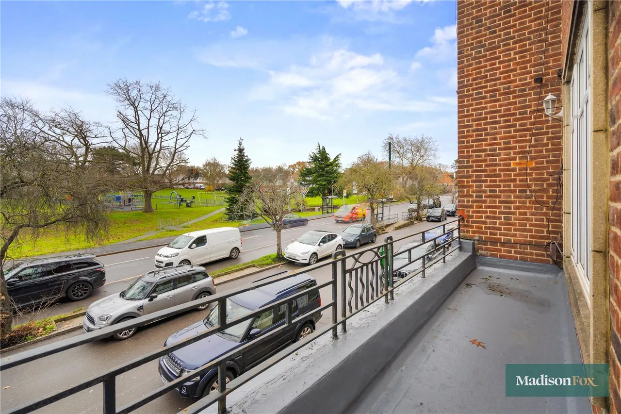High Road, Chigwell, IG7, photo 25