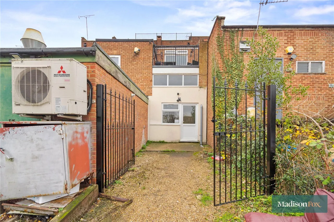 High Road, Chigwell, IG7, photo 31