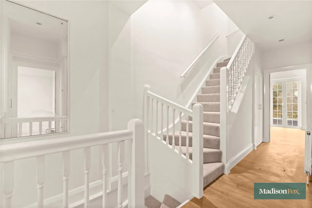 High Road, Chigwell, IG7, photo 19