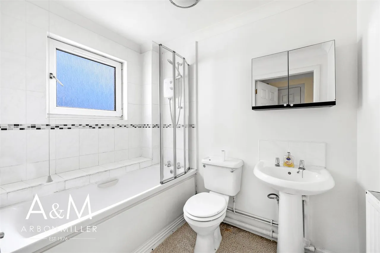 New North Road, Hainault, IG6, photo 5
