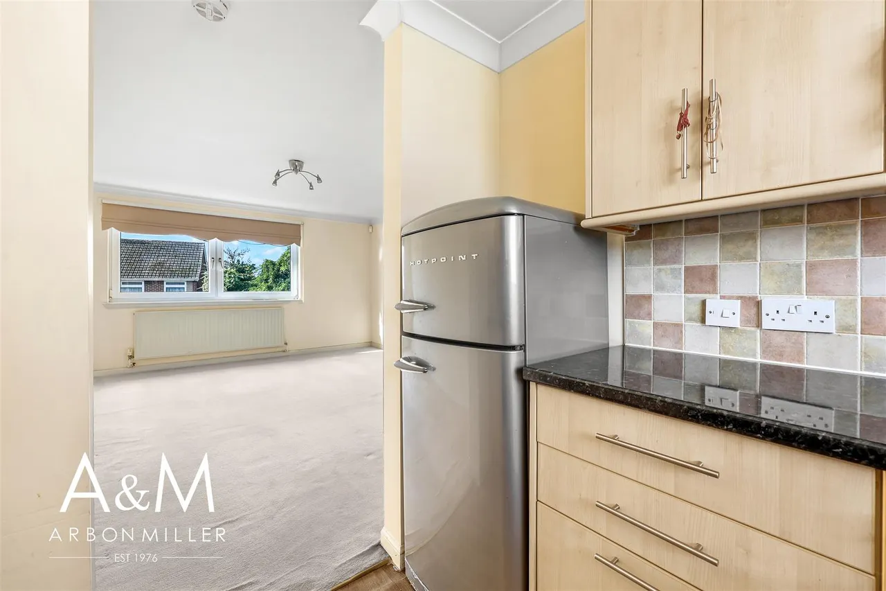New North Road, Hainault, IG6, photo 11