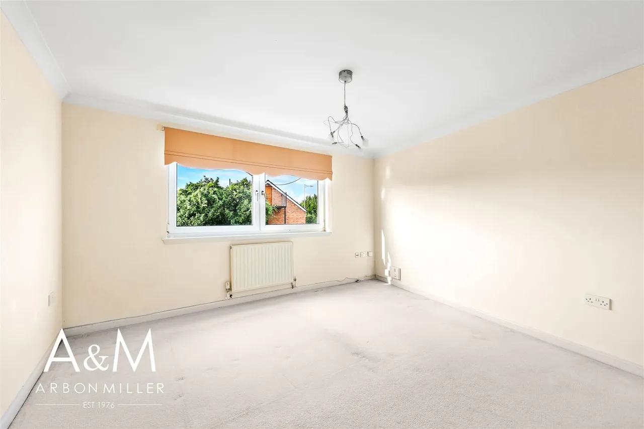 New North Road, Hainault, IG6, photo 2