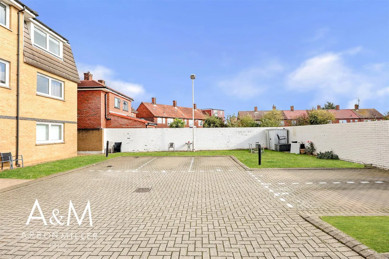 New North Road, Hainault, IG6, photo 12