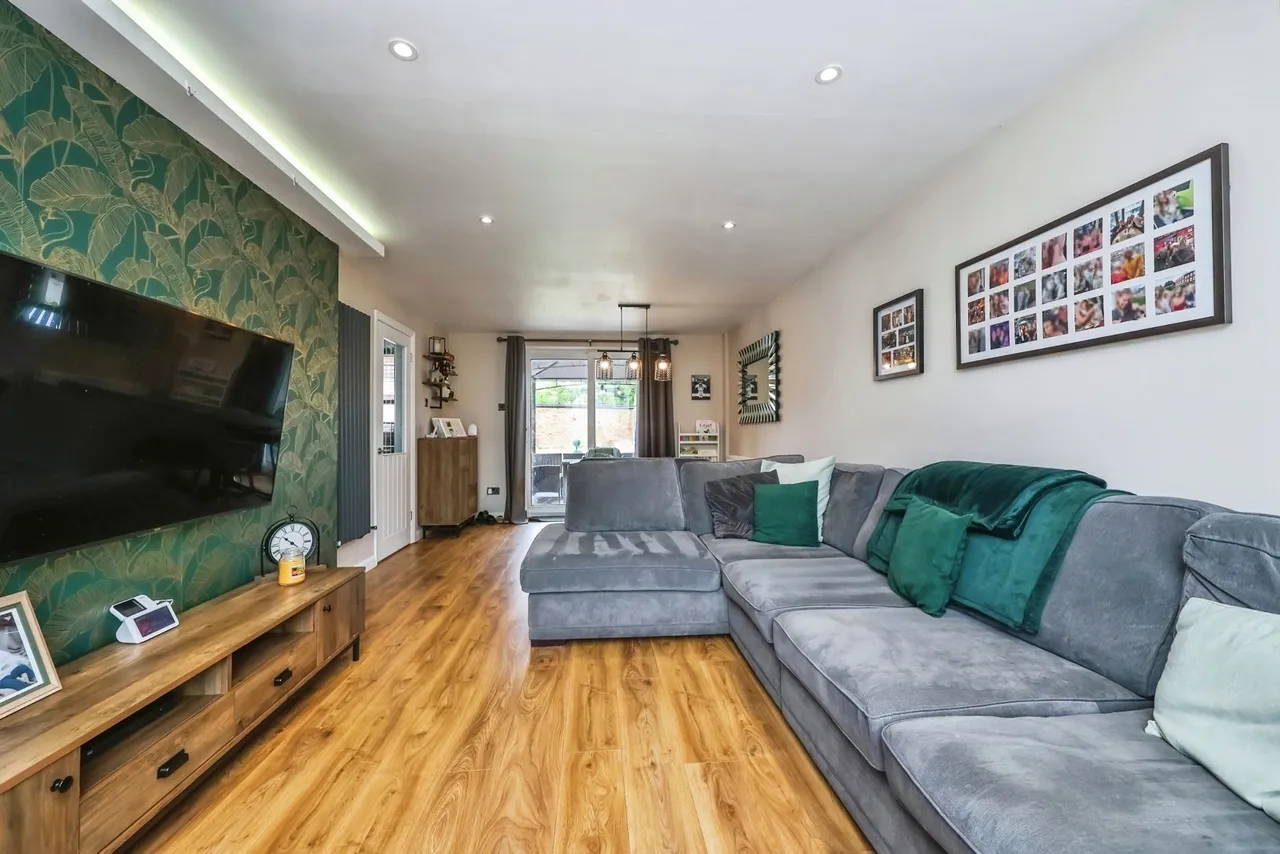 Southchurch Drive, Clifton, Nottingham, NG11, photo 2