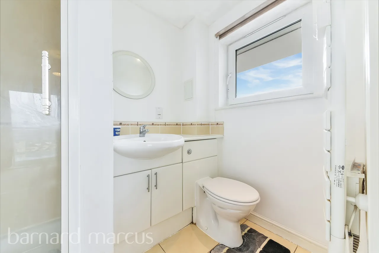 Bedfont Lane, Feltham, TW13, photo 3