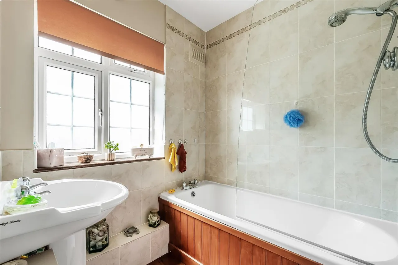 Middlemead Road, Great Bookham, KT23, photo 11