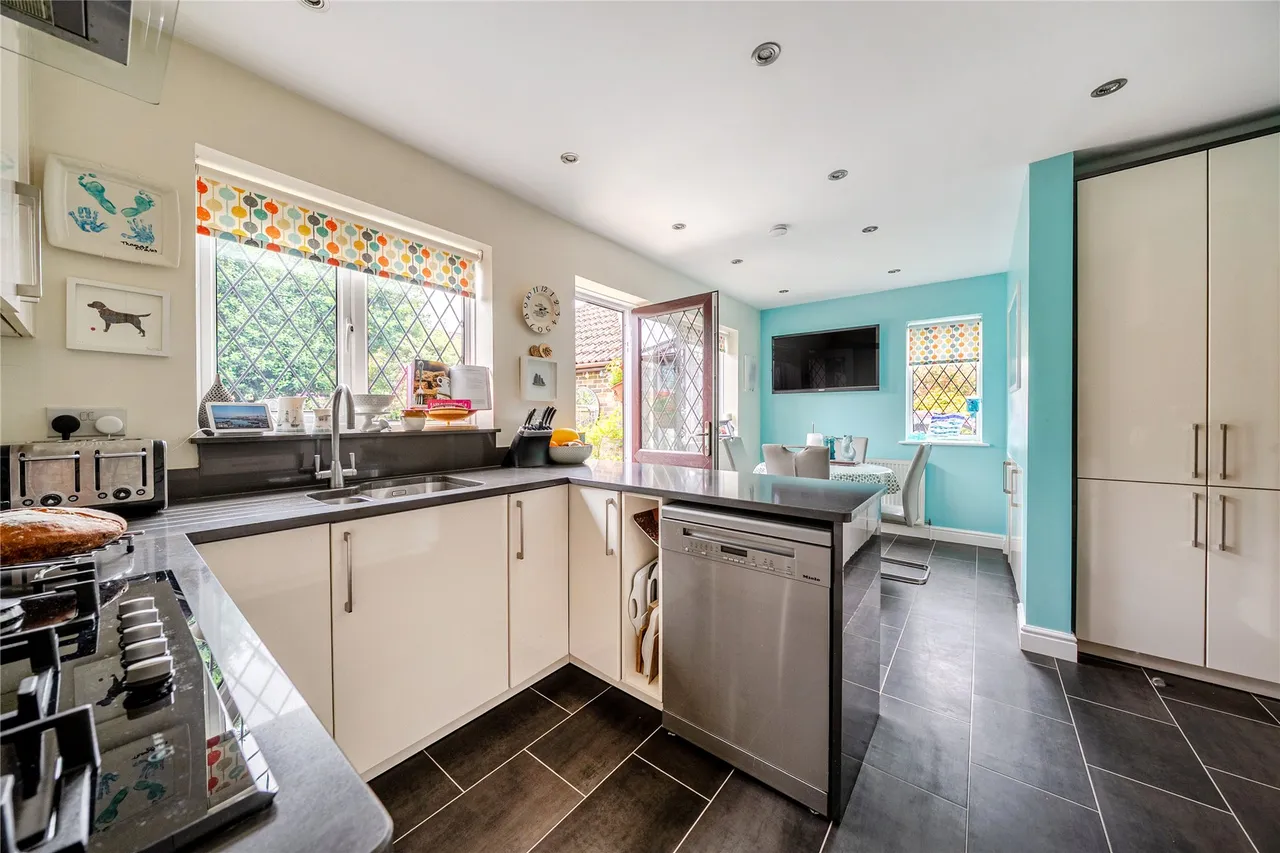 Shrublands Drive, Lightwater, GU18, photo 8