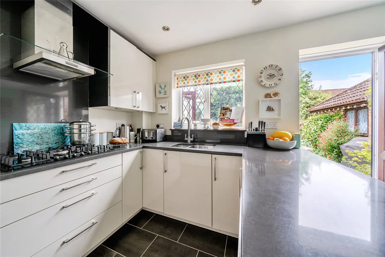 Shrublands Drive, Lightwater, GU18, photo 9