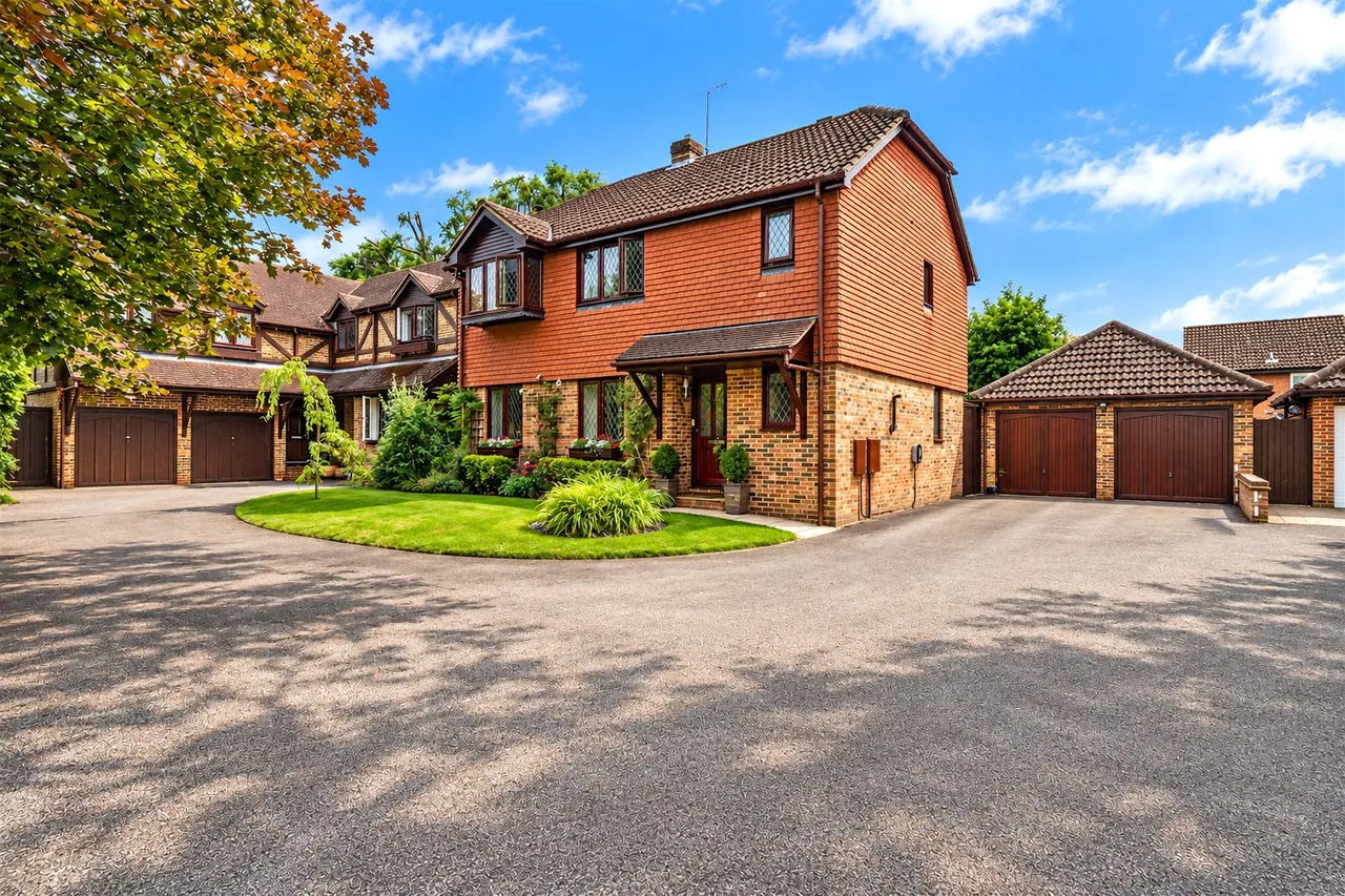 4 bed house for sale, Shrublands Drive, Lightwater, GU18