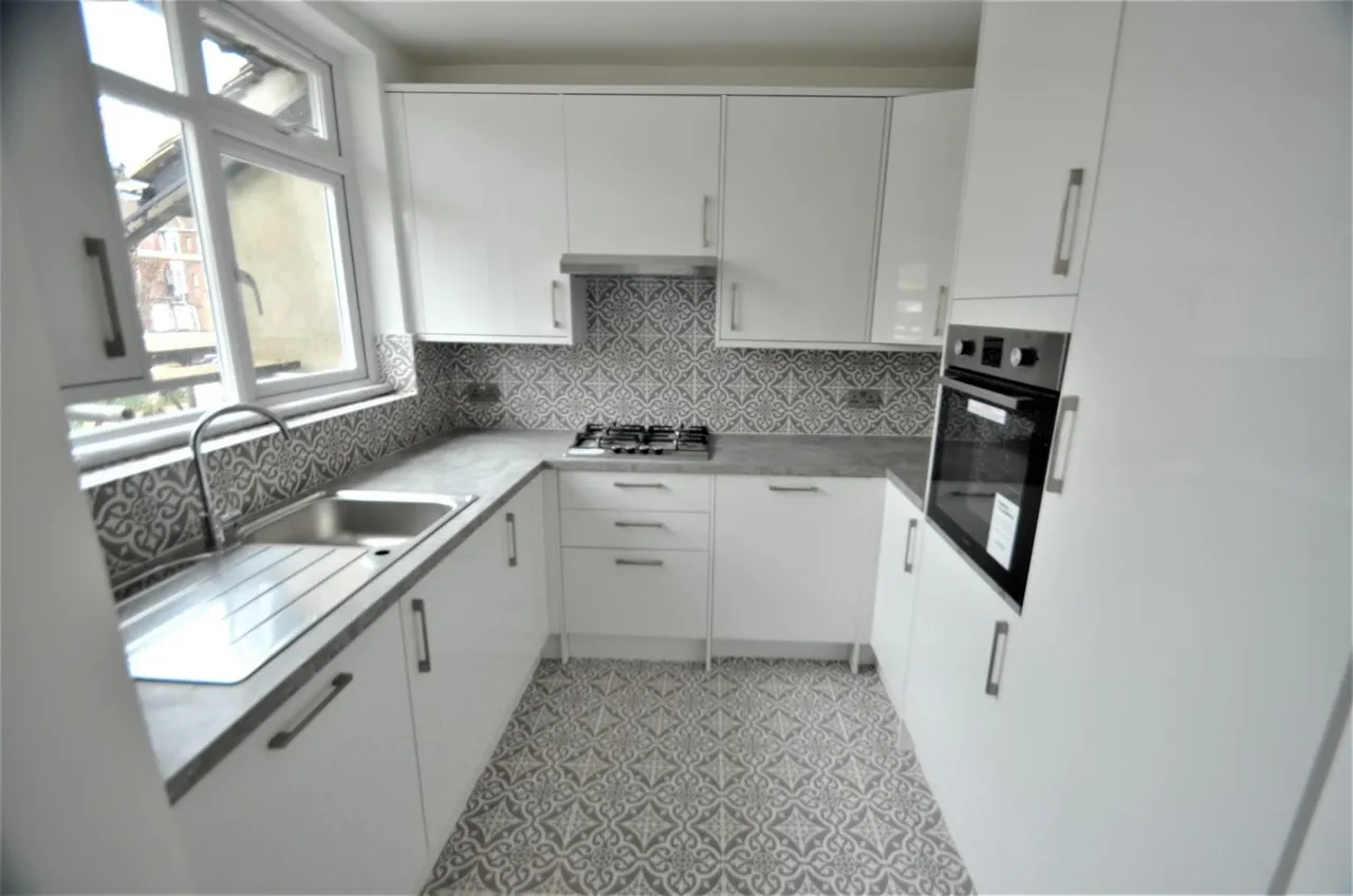 Goodwyn Avenue, Mill Hill, photo 2
