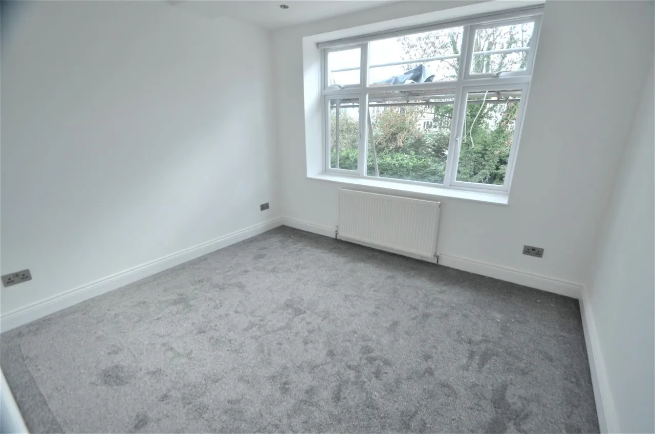 Goodwyn Avenue, Mill Hill, photo 5