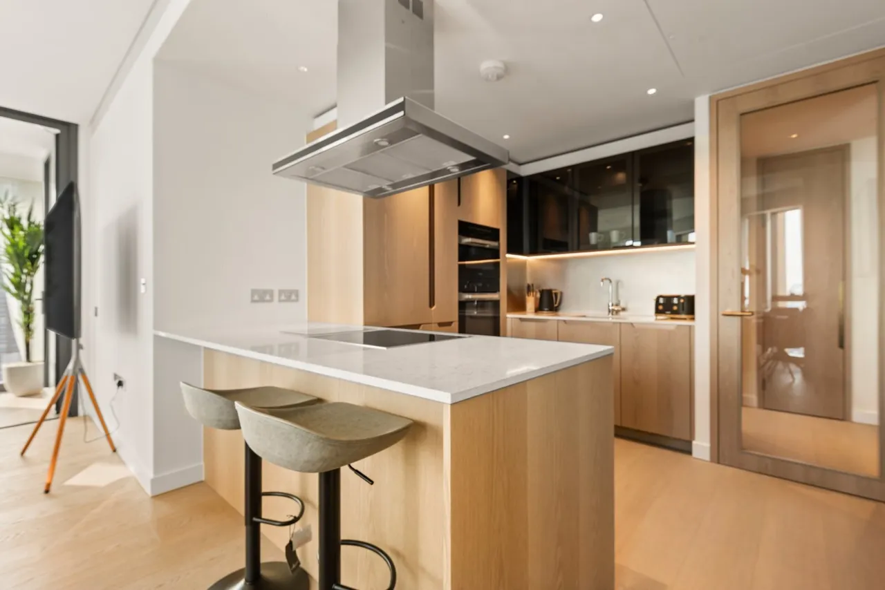 2 bed flat to rent, Nine Elms Lane, London, SW8