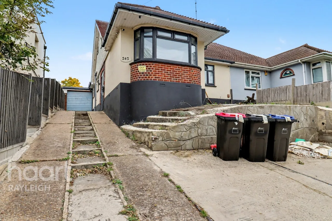 4 bed house for sale, Rayleigh Road, Leigh-On-Sea, SS9