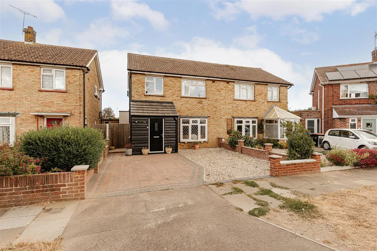 4 bed house for sale — Coronation Crescent, Margate, Kent, CT9 5PW