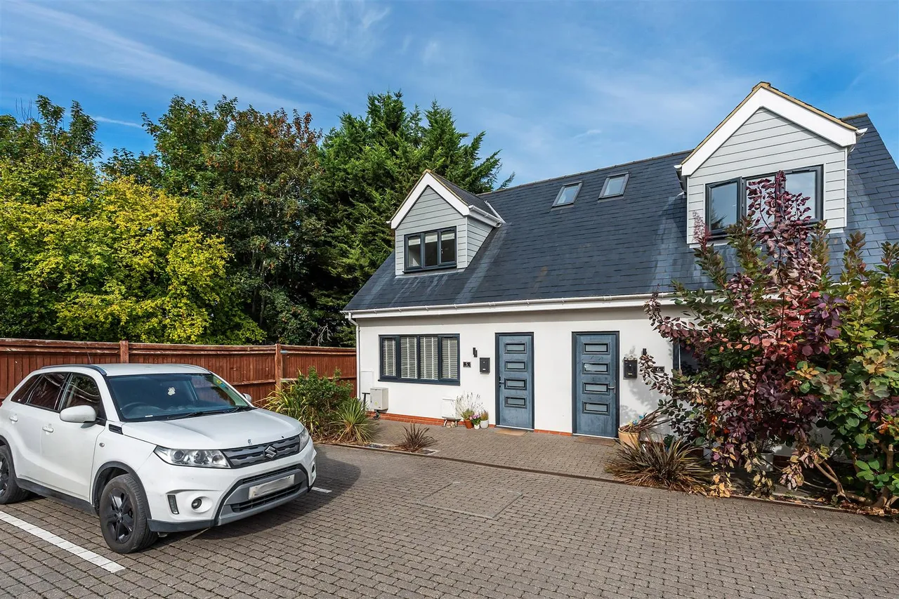 2 bed house for sale, Leatherhead Road, Great Bookham, KT23