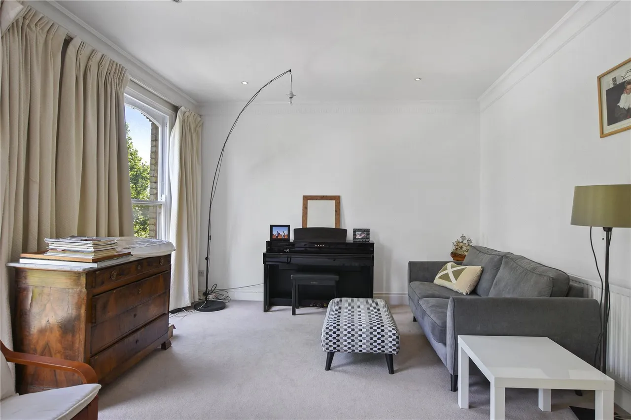 3 bed flat to rent, Vicarage Gate, Kensington, W8