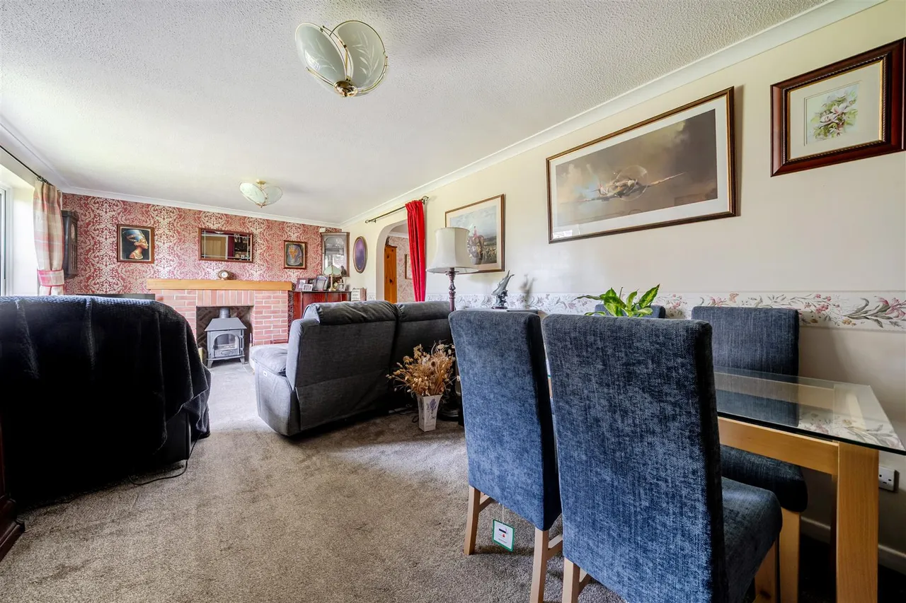 Chestnut Close, Rowde, SN10, photo 3