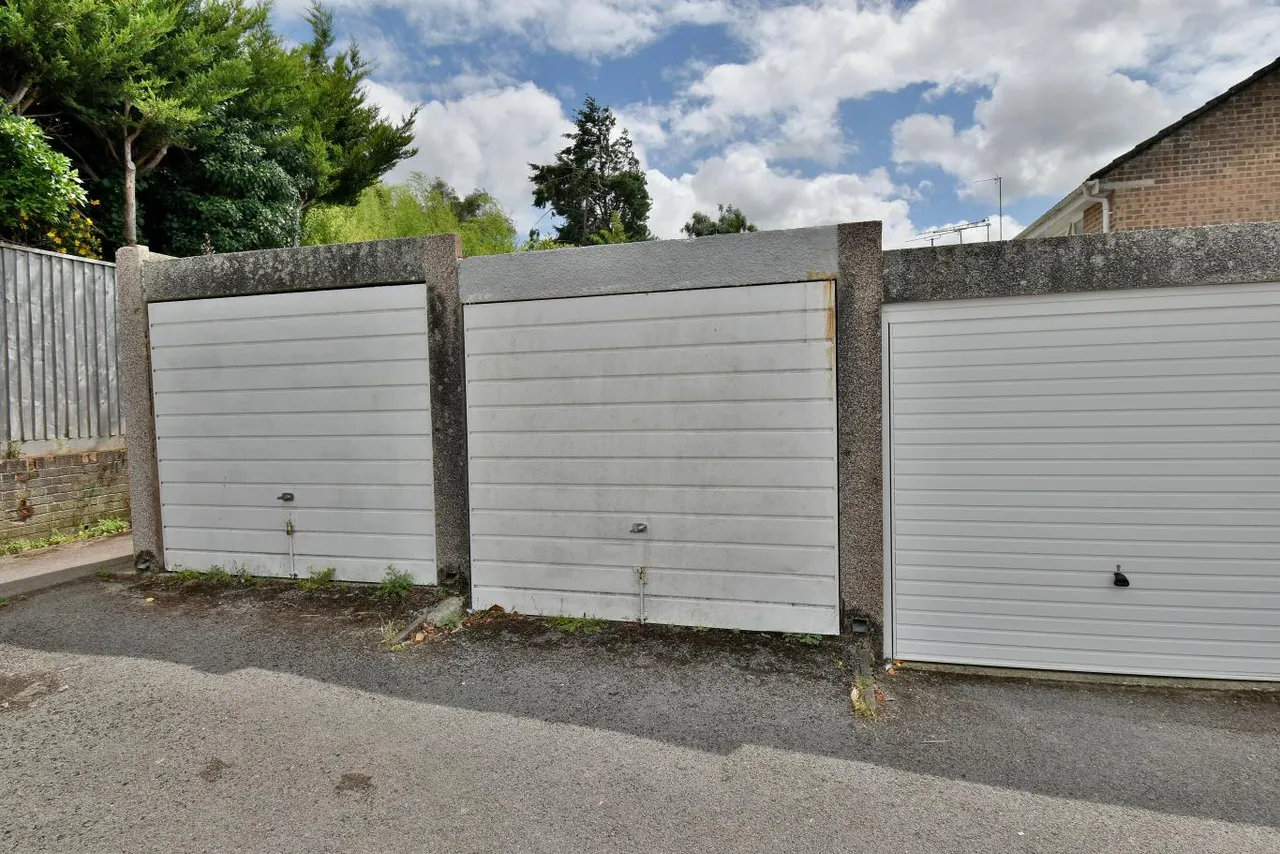 Curlew Close, BH22, photo 11