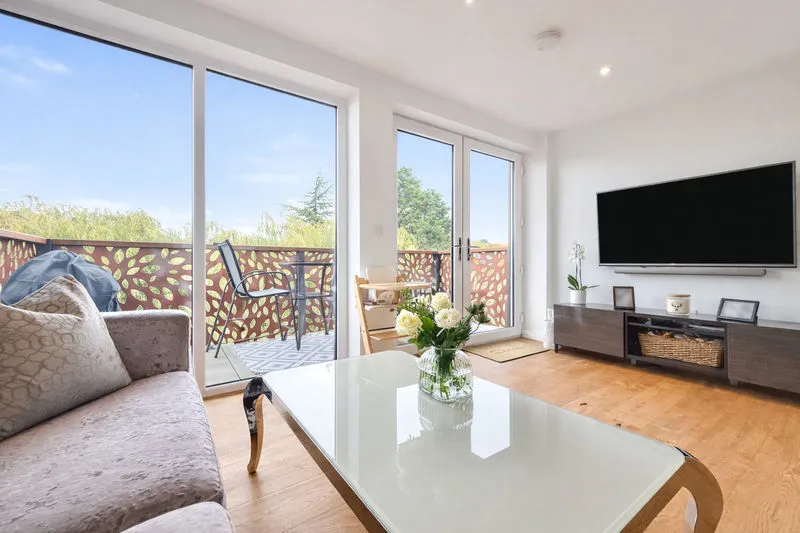 2 bed flat for sale — London Road, High Wycombe HP11 1HA