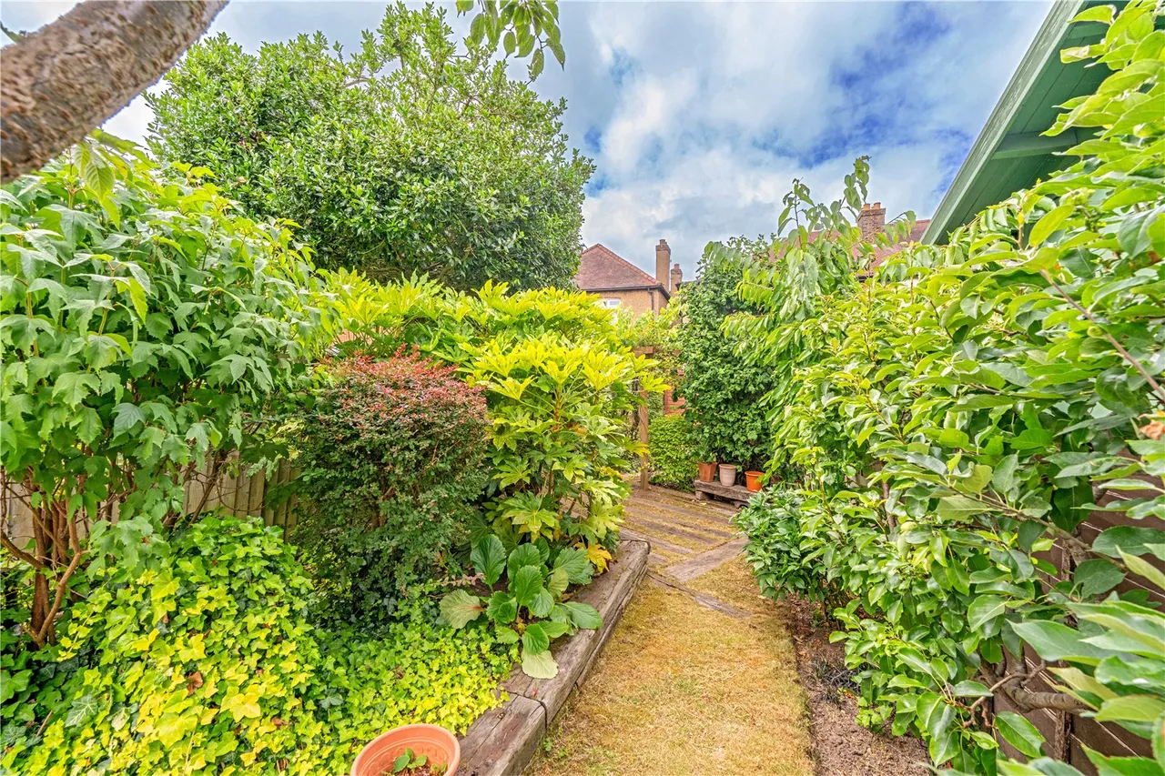 Chestnut Avenue, Hampton, TW12 2NU, photo 8