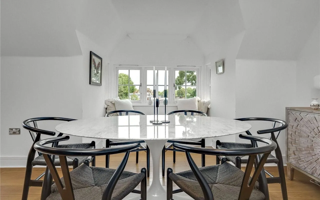 River Bank, East Molesey, KT8, photo 7