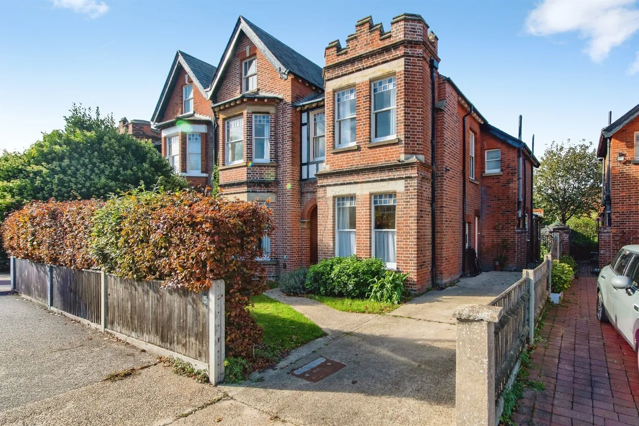 6 bed house for sale, Corton Road, Lowestoft, NR32