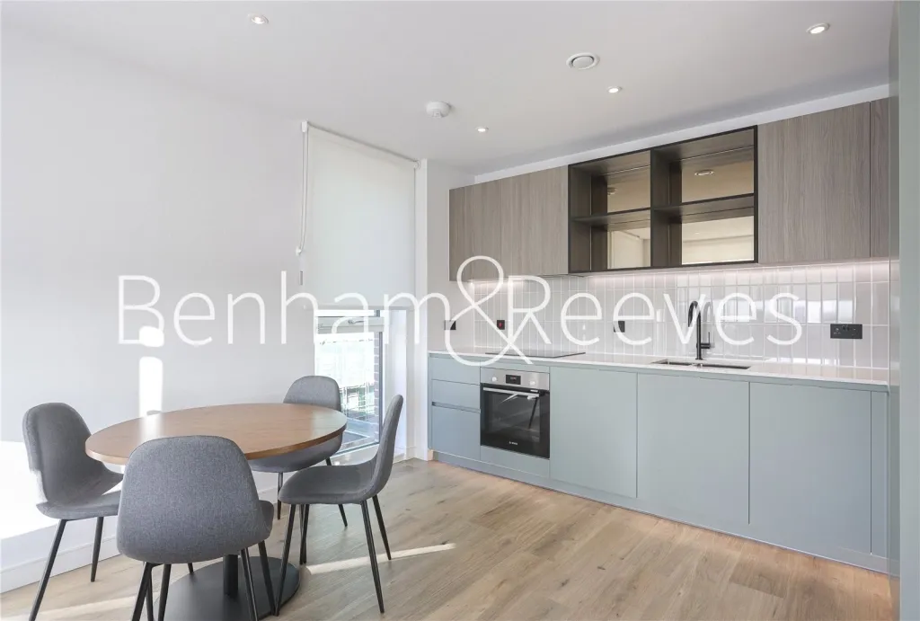 2 bed flat to rent, Cedrus Avenue, Southall, UB1