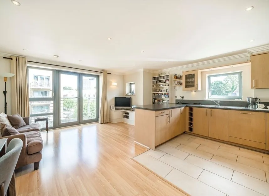 Tallow Road, Brentford, TW8, photo 2