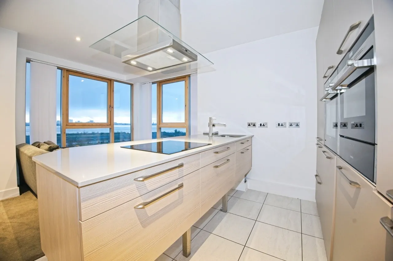 2 bed flat for sale — Empire Way, Cardiff Bay, Cardiff, CF11