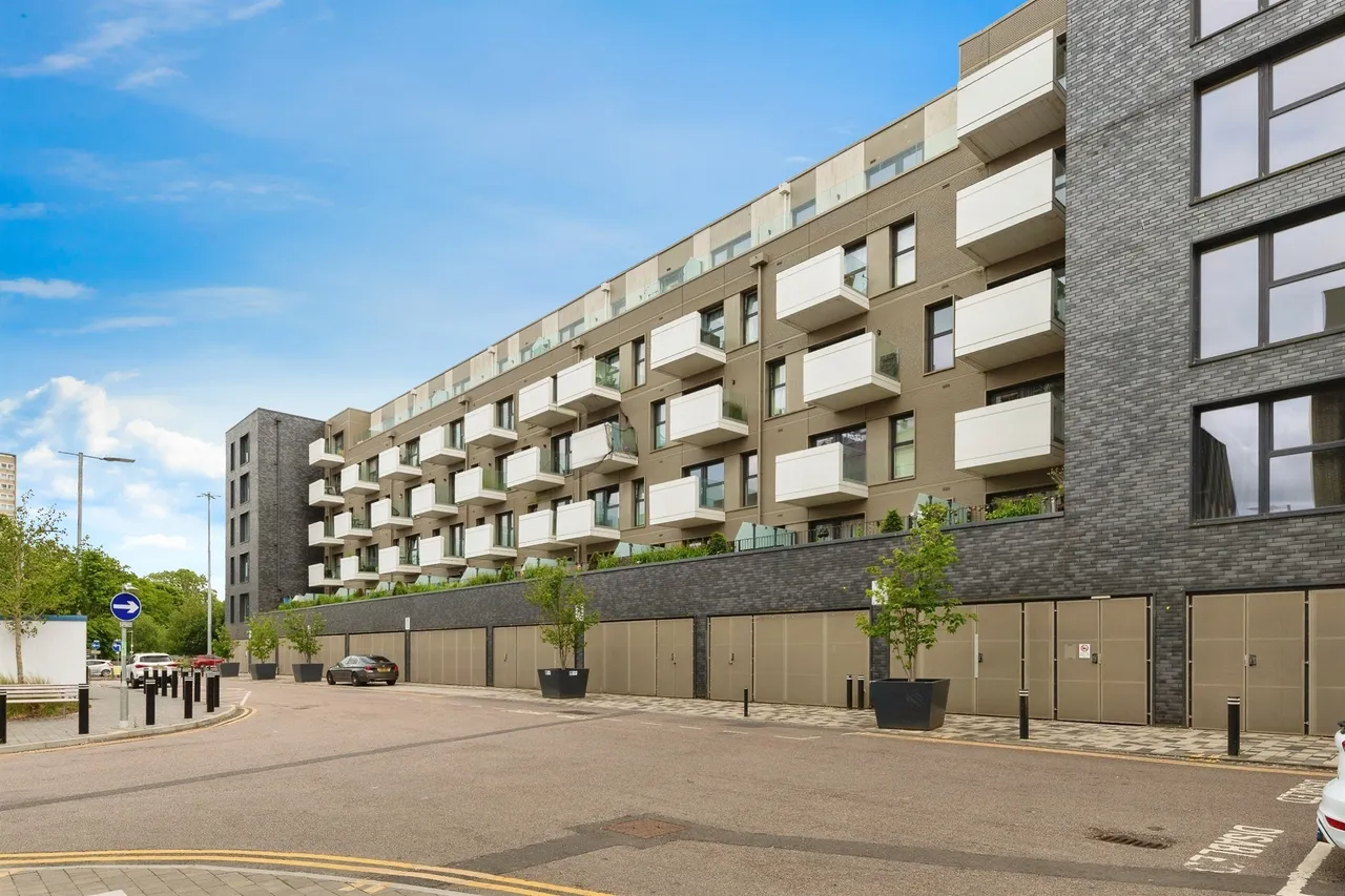 2 bed flat for sale — Park Place, Stevenage
