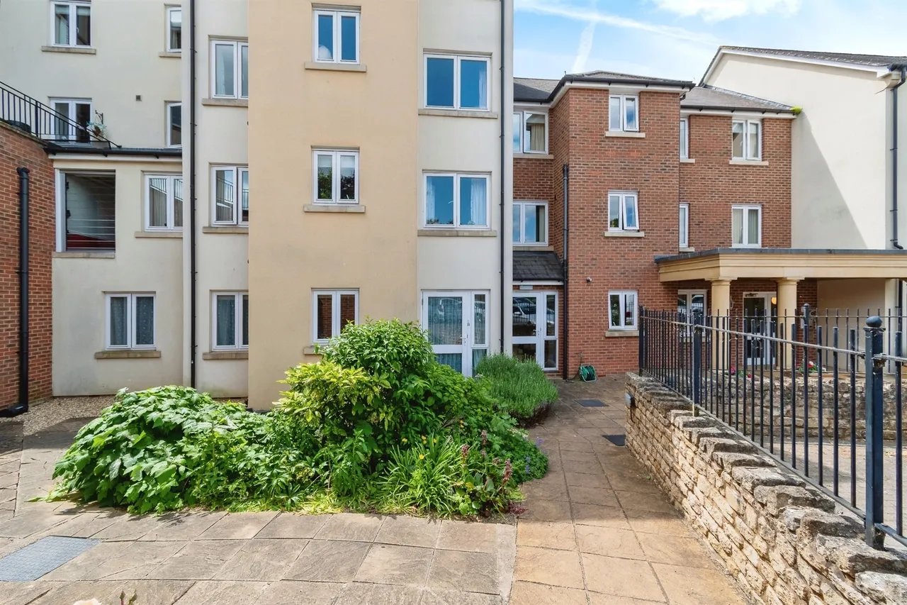Gladstone Road, Chippenham, photo 8