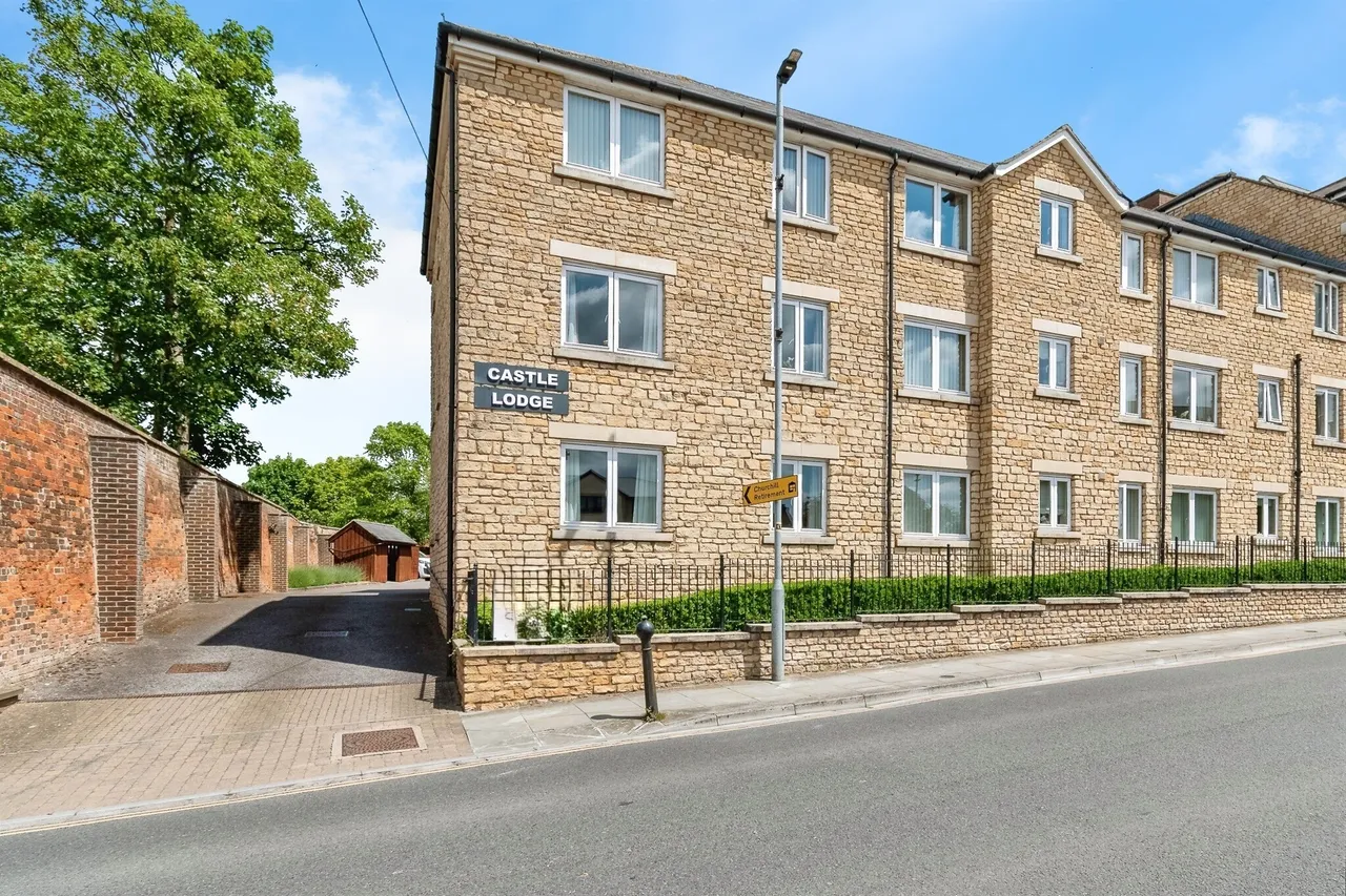 1 bed flat for sale — Gladstone Road, Chippenham
