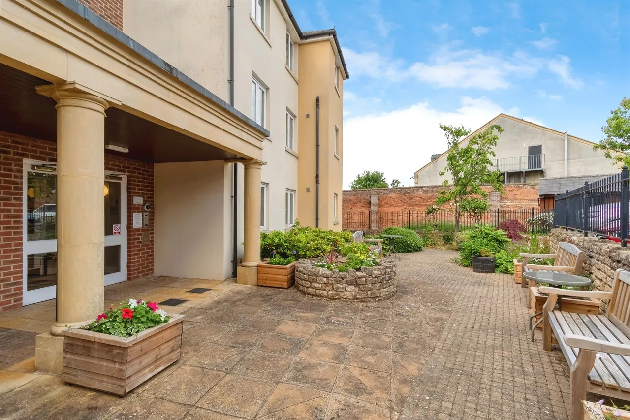 Gladstone Road, Chippenham, photo 10
