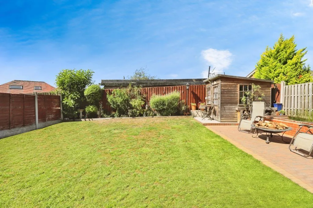 4 bed house for sale — Water Fir Drive, Harworth, Doncaster