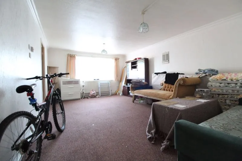 Essex Close, Luton LU1 3EJ, photo 2