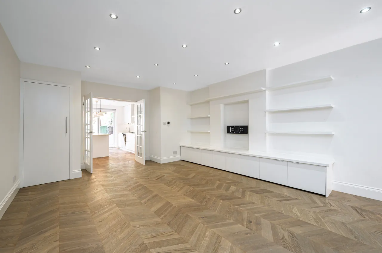 3 bed flat for sale — Garden Flat, 90 Goldhurst Terrace, London