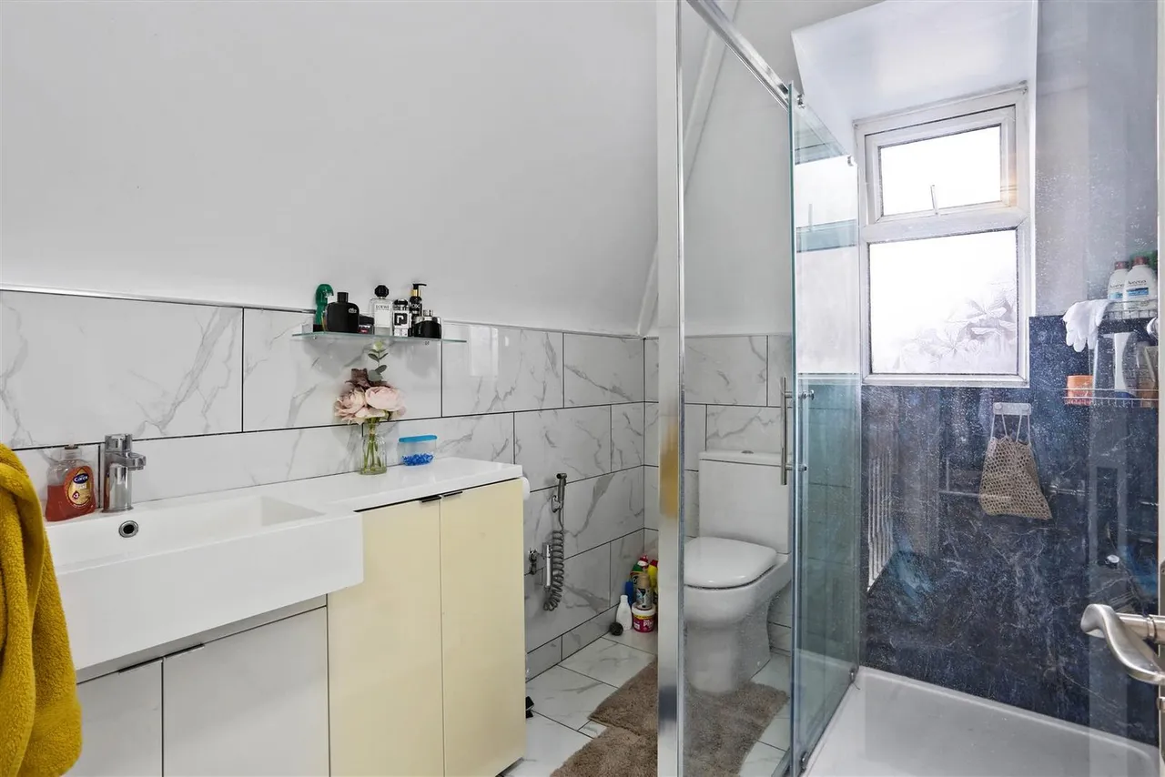 Gander Green Lane, Cheam, SM3, photo 24