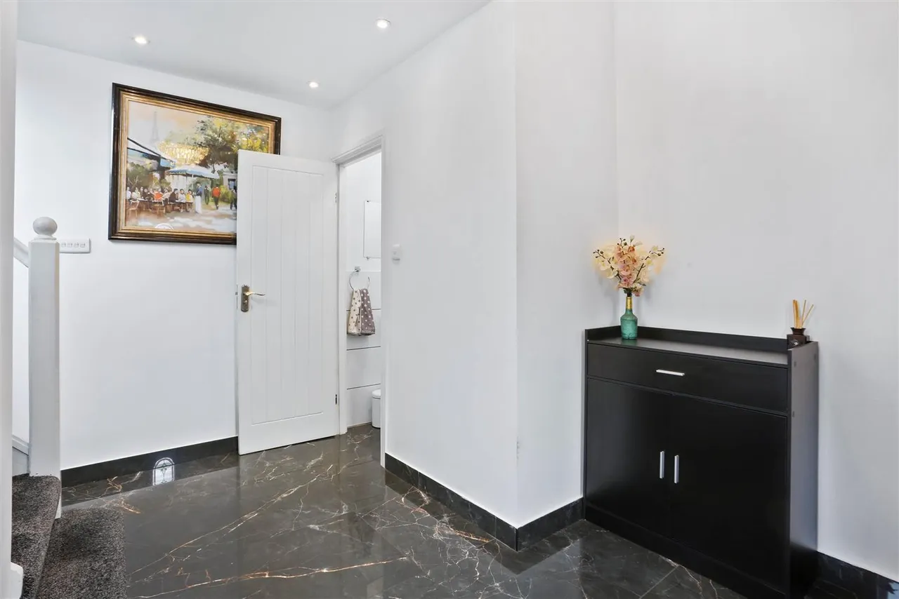 Gander Green Lane, Cheam, SM3, photo 15