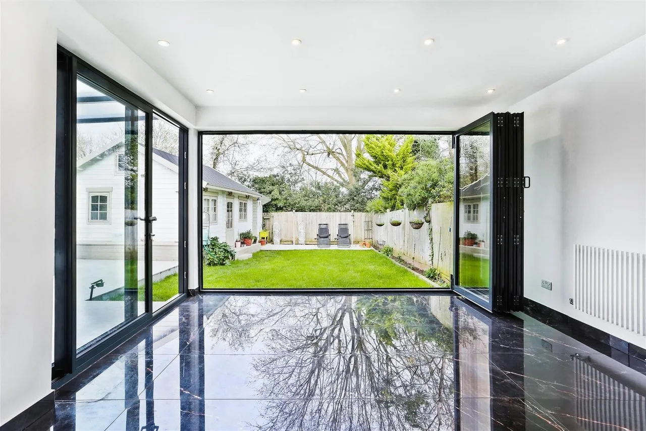 Gander Green Lane, Cheam, SM3, photo 13