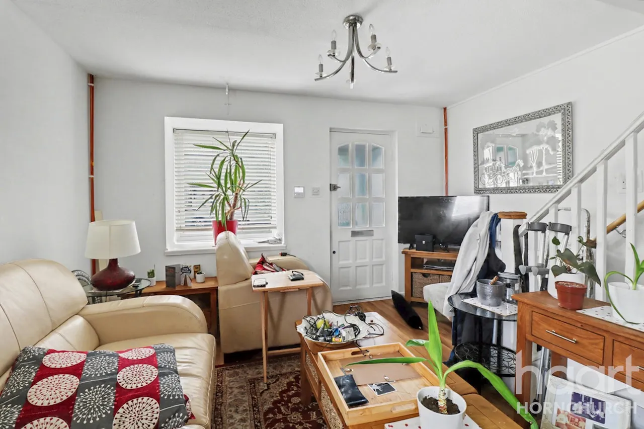 Kirton Close, Hornchurch, RM12, photo 5